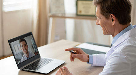 Терапевт проводит онлайн-консультирование пациента